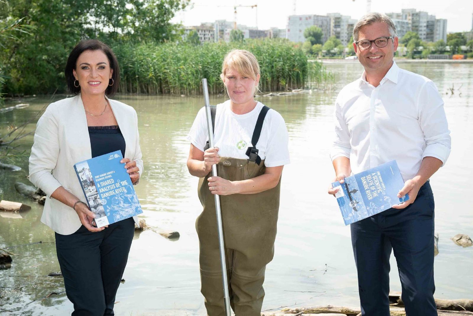 Bundesministerin Elisabeth Köstinger, Dr. Anne Hartmann (BOKU), Staatssekretär Dr. Magnus Brunner [Credits: BMLRT / Paul Gruber]